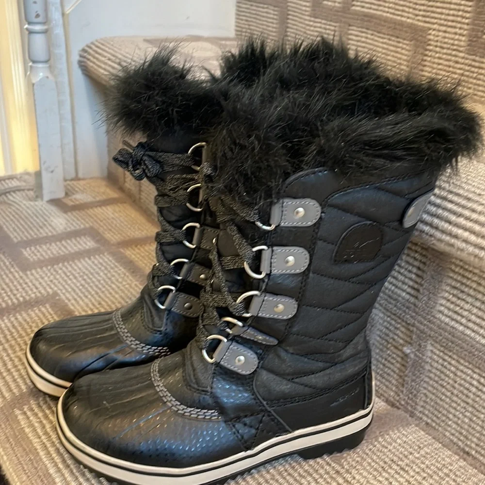 Sorel kids Snow Boots, Childrens Size 2 black with insulation and fur lining